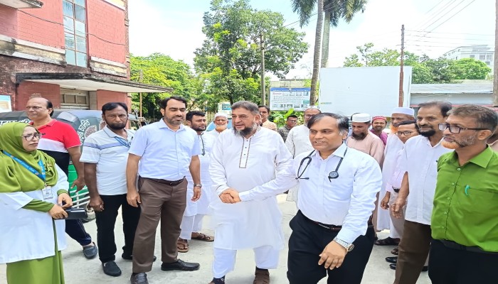 বরিশাল জেনারেল হাসপাতাল পরিদর্শনে এ্যাডভোকেট মুয়াযযম হোসাইন হেলাল