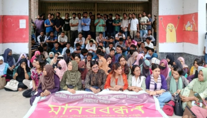 ইবিতে নিজ বিভাগ থেকে বিভাগীয় সভাপতি নিয়োগের দাবীতে মার্কেটিং বিভাগের শিক্ষার্থীদের বিক্ষোভ