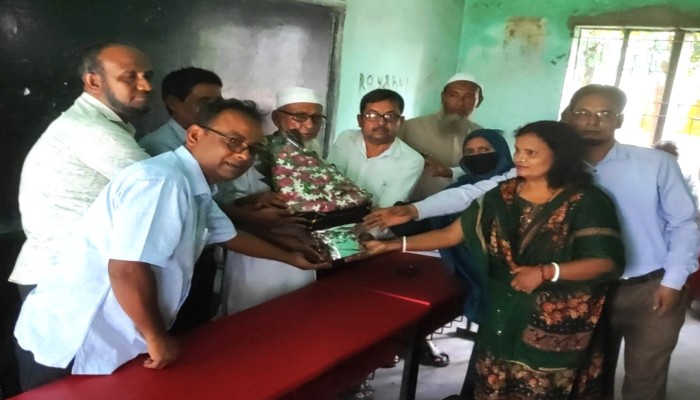 গৌরীপুরে নবগঠিত এডহক কমিটির উদ্যোগে গাছের চারা বিতরণ