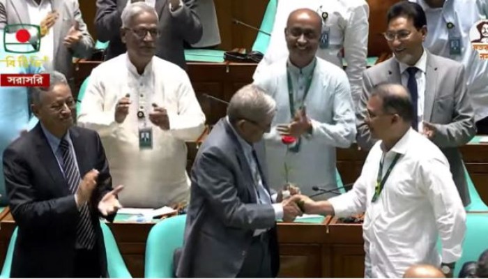 নবনির্বাচিত রাষ্ট্রপতিকে লাল গোলাপ শুভেচ্ছা প্রধানমন্ত্রীর