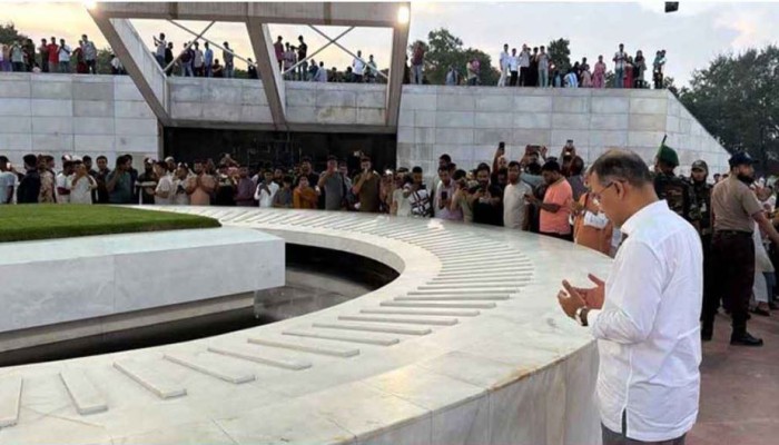 রাষ্ট্রপতি নির্বাচন শেষে মা-বাবার কবর জিয়ারত করলেন প্রধানমন্ত্রী