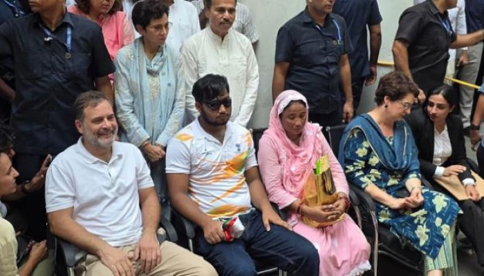 উত্তপ্ত ভারতের রাজনীতি, আন্দোলনে আহত শিক্ষার্থীকে নিয়ে থানায় রাহুলের অবস্থান