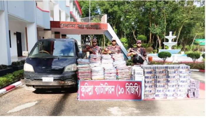 কুমিল্লায় ৯২ লাখ টাকার ভা'র'তী'য় অ'বৈ'ধ শাড়ি-থ্রি-পিসসহ মাইক্রোবাস জ'ব্দ