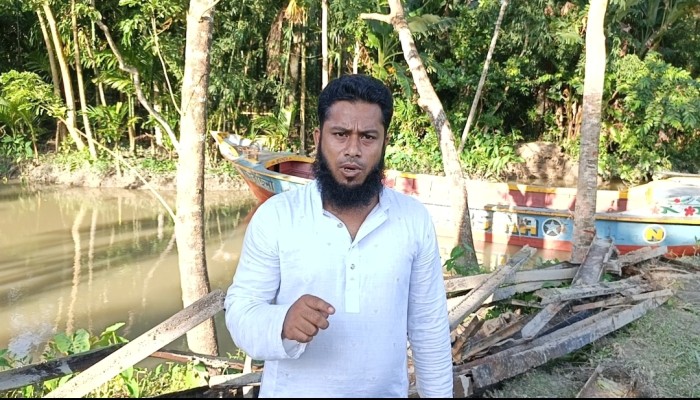 অনুমতি ছাড়াই সেচ্ছাসেবক দল নেতা খাল থেকে আয়রন ব্রিজের মালামাল তুলে নেওয়ার চেষ্টা, ব'ন্ধ চার গ্রামের মানুষের যাতায়াত