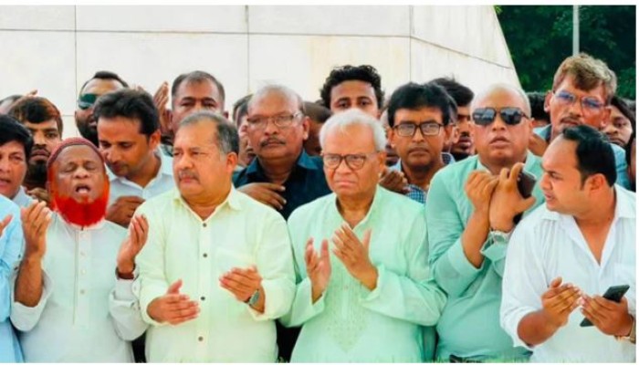 জিয়াউর রহমান ও বেগম খালেদা জিয়ার মাজারে শ্রদ্ধা জানালেন জহির উদ্দিন স্বপন