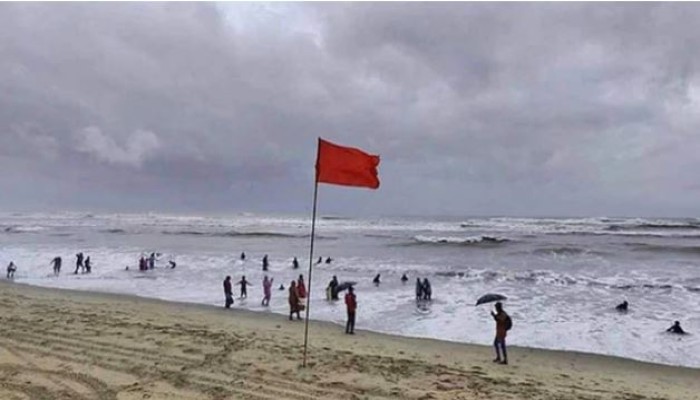 লঘুচাপের প্র'ভা'বে সাগর উ'ত্তা'ল, চার সমুদ্রবন্দরে স'ত'র্ক'তা জারি