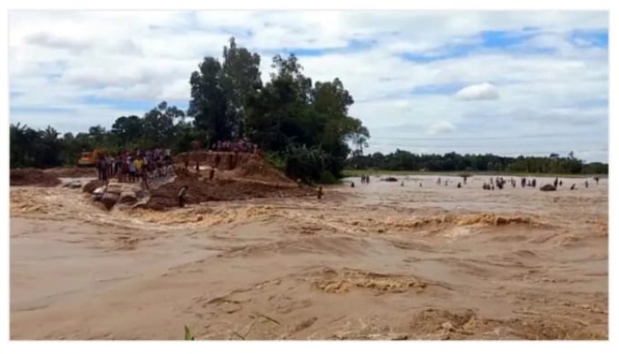 হবিগঞ্জ আবারও খোয়াই নদীর বাঁধে ভাঙন লোকালয়ে ঢুকছে পানি