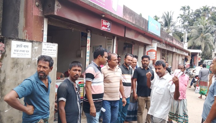 কেন্দুয়ায় সরকারি হা'লট দ'খল করে অপরিকল্পিত স্থাপনা নির্মাণের অ'ভিযোগ
