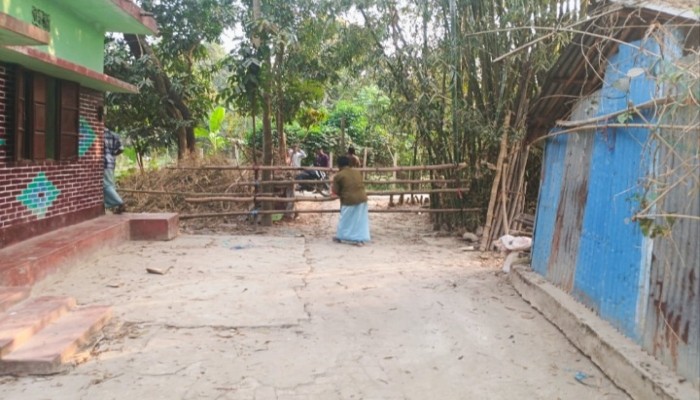 বোয়ালখালীতে চলাচলের পথ বন্ধ থানায় অভিযোগ