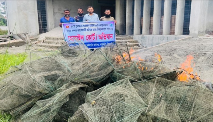 কাউখালীতে ৬ হাজার মিটার চায়না দু'য়ারী জাল জ'ব্দ, জনসম্মুখে পু'ড়ি'য়ে ধ্বং'স