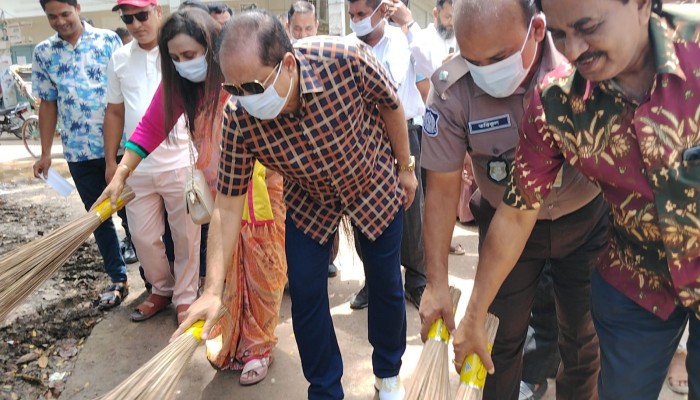 কেন্দুয়ায় পরিচ্ছন্নতা অভিযানে এমপি রফিকুল ইসলাম হিলালী