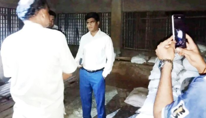 সাবেক ইউপি চেয়ারম্যানের বাড়ি থেকে ৭২ বস্তা সার উ'দ্ধা'র