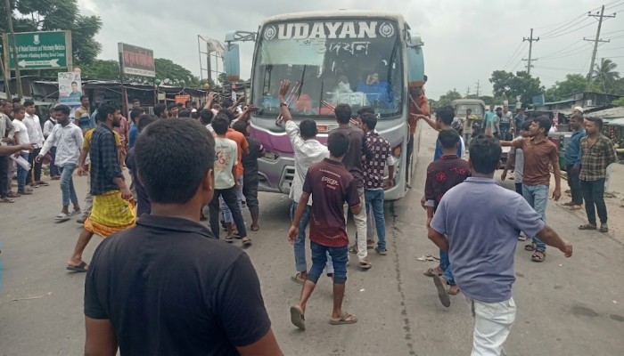 বরিশাল থেকে সবধরনের বাস,মাহিন্দ্রা ও সিএনজিচালিত অটোরিকশা চলাচল ব'ন্ধ,যাত্রীদের চরম দু'র্ভোগ