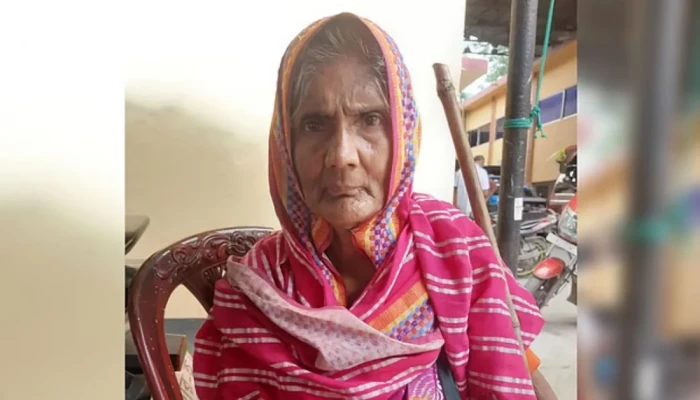 বাবার ম'র'দে'হ নিয়ে মা'রা'মা'রি'র দুদিন পরই বৃদ্ধা মাকে বাড়িছা'ড়া করল ছেলেরা