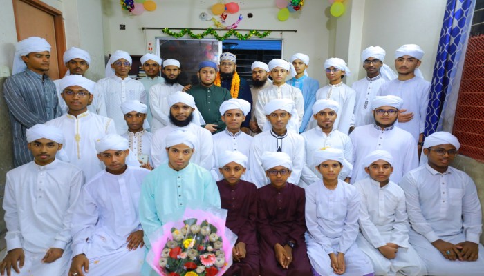 মোহাম্মদপুরে ঈদে মিলাদুন্নবী (সা.) ও হিফজ ছাত্রদের পাগড়ি প্রদান অনুষ্ঠান সম্পন্ন।