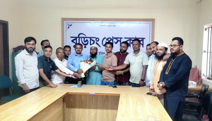 বুড়িচং প্রেসক্লাবের নবগঠিত কমিটিকে শিক্ষকদের ফুলেল শুভেচ্ছা
