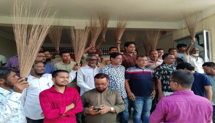 কমিটি বা'তিলের দা'বিতে যুবদলের ঝাড়ু হাতে বি'ক্ষোভ মিছিল