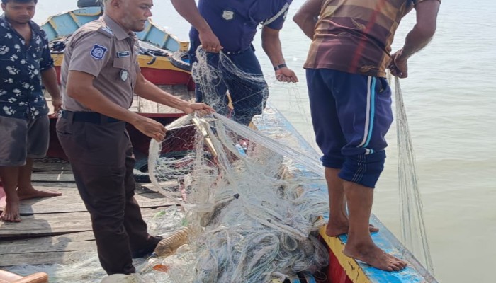 কাউখালীতে কঁচা নদীতে নৌ পুলিশের অ'ভিযান: ৩ হাজার মিটার কারেন্ট জাল জ'ব্দ ও বিনষ্ট