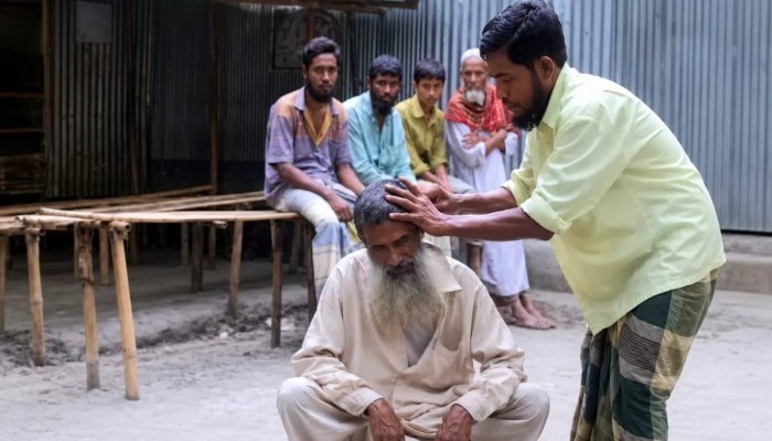 মানুষের হাসিই পারিশ্রমিক, ৩৫ বছর ধরে বিনা পয়সায় চুল কা'টান আবেদ