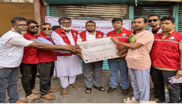নেত্রকোনায় অ'গ্নিকাণ্ডে ক্ষ'তিগ্র'স্ত ৮ ব্যবসায়ীকে রেড ক্রিসেন্টের সহায়তা