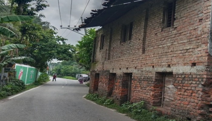 কাউখালীতে সড়কে ঝুঁ'কির কারণ প'রিত্যক্ত ভবন, চরম দু'র্ভোগে চা'লক ও পথচারী
