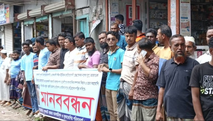 রাঙ্গাবালীতে ব্যবসায়ী ও স্বেচ্ছাসেবক দল নেতার ওপর ছাত্রলীগের হা'মলার অ'ভিযোগ। বিচার দা'বিতে মা'নববন্ধন