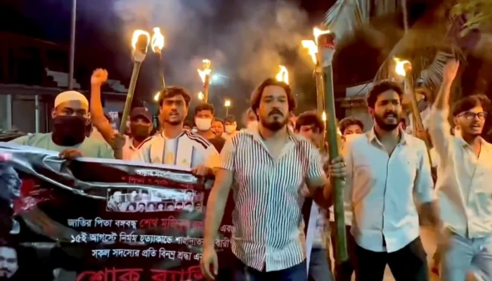 ফরিদপুরে নি'ষি'দ্ধ ছাত্রলীগের ম'শা'ল মিছিল, শ'না'ক্তে'র চেষ্টা পুলিশের