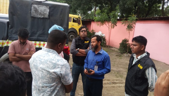 দিনাজপুর ও কুড়িগ্রামে র‌্যাব-১৩ এবং জাতীয় ভো'ক্তা অধিকার সংরক্ষণ অধিদপ্তর এর পৃথক যৌথ মোবাইল কোর্ট পরিচালনায় ০৪ টি কারখানাকে ৭৫,০০০/- (পঁচাত্তর হাজার) টাকা জ'রিমানা, মা'লামাল ধ্বংস