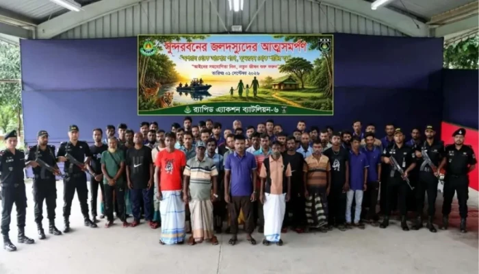 সুন্দরবনের ৪ জ'ল'দ'স্যু বাহিনীর ৫২ সদস্যের আ'ত্মস'মর্প'ণ