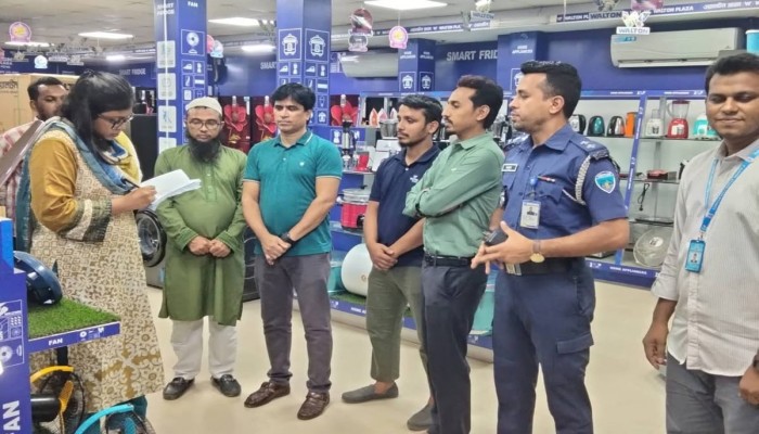 রাত ৮টার পর দোকান খোলা, বুড়িচংয়ে দুই প্রতিষ্ঠানকে জ'রিমানা