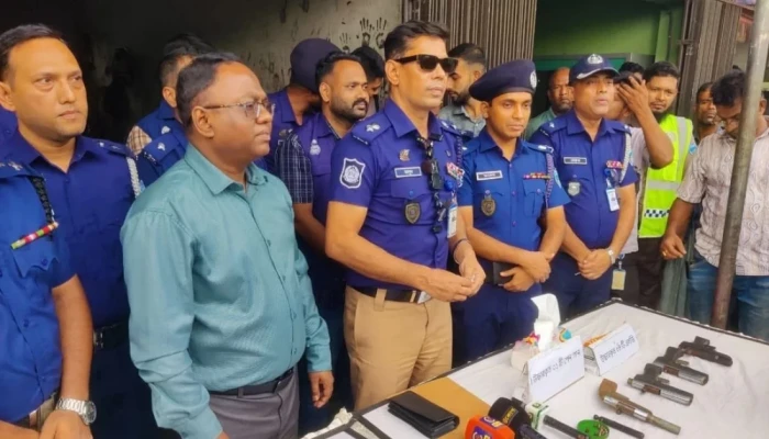 হাটহাজারীতে সিএনজি ওয়ার্কশপের আড়ালে অ'স্ত্র তৈরির কারখানা, গ্রে'প্তা'র' ২