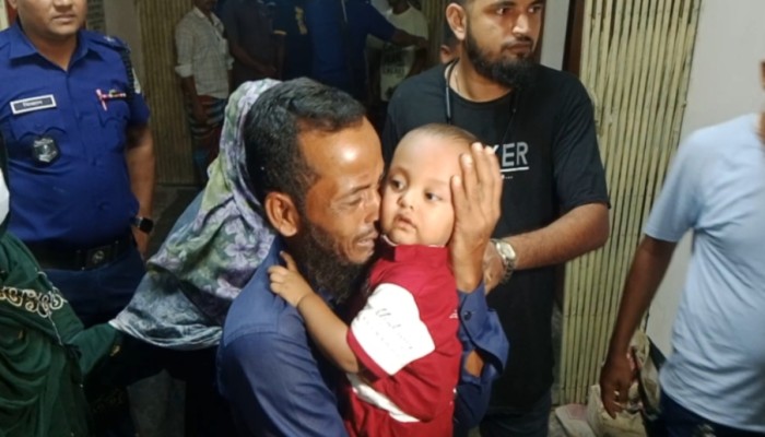 আইফোনের টানে এক লাখ টাকায় মুসা! দেড় বছরের শিশুকে দিয়ে বাবার প'লায়ন, দু'র্গম চর থেকে উ'দ্ধার