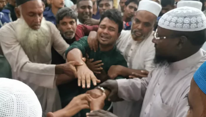 হা'ত'ক'ড়া পরেই মায়ের জানাজায় কার্যক্রম নি'ষি'দ্ধ স্বেচ্ছাসেবক লীগের নেতা