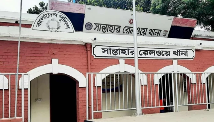 চলন্ত ট্রেনে ধ'র্ষ'ণে''র অ'ভি'যো'গ: চার পুলিশ সদস্য প্র''ত্যা'হা'র