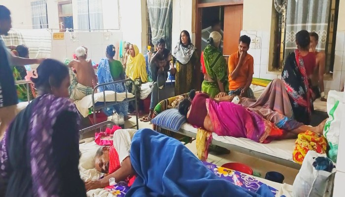 মানিকগঞ্জ সদর হাসপাতালে রোগীর চেয়ে স্বজনের ভিড়, ব্যা'হত হচ্ছে চিকিৎসার পরিবেশ