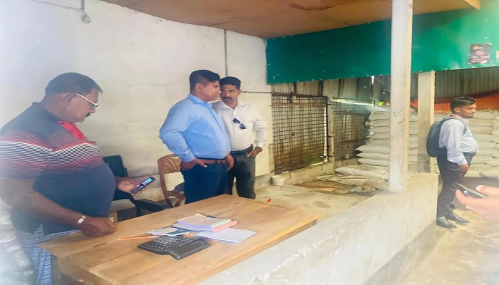 রেজিস্টারে কম, গুদামে বেশি সার: কালীগঞ্জে দুই ব্যবসায়ীকে ২ লাখ টাকা জ'রিমানা