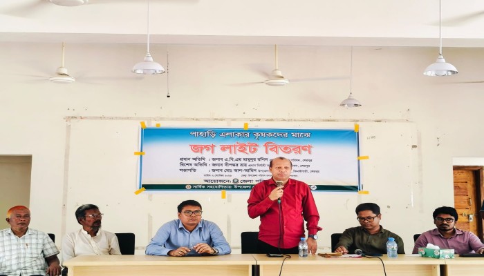 ঝিনাইগাতীর পাহাড়ি কৃষকদের মাঝে জেলা পরিষদের উদ্যোগে জগ লাইট বিতরণ