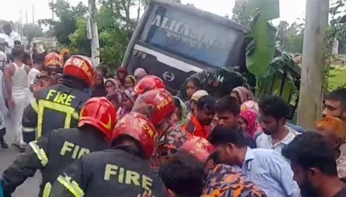 গাইবান্ধায় বাস-মাইক্রোবাস সং'ঘ'র্ষ, মাইক্রোবাস চালক নি'হ'ত