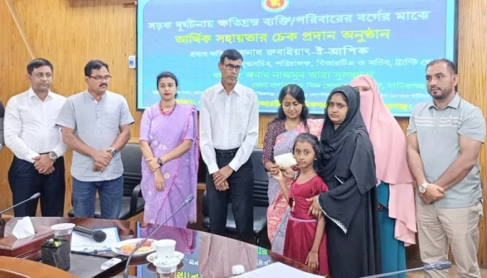 সড়ক দু'র্ঘ'ট'না'য় ক্ষ'তি'গ্র'স্ত ১৬ পরিবারকে আর্থিক অনুদান