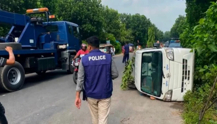 শিশুকে বাঁচাতে গিয়ে পুলিশের পিকআপ উল্টে সদস্য নি'হ'ত, আ'হ'ত ১০