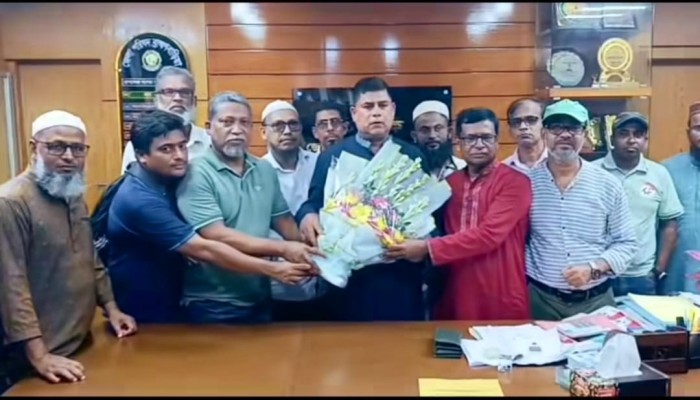 জেলা পরিষদ প্রশাসককে নোঙর বাংলাদেশের ফুলেল শুভেচ্ছা