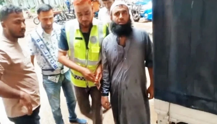 ছাত্রীকে ধ'র্ষ'ণে'র অ'ভি'যো'গে মহিলা মাদ্রাসার ‘বড় হুজুর’ আ'ট'ক