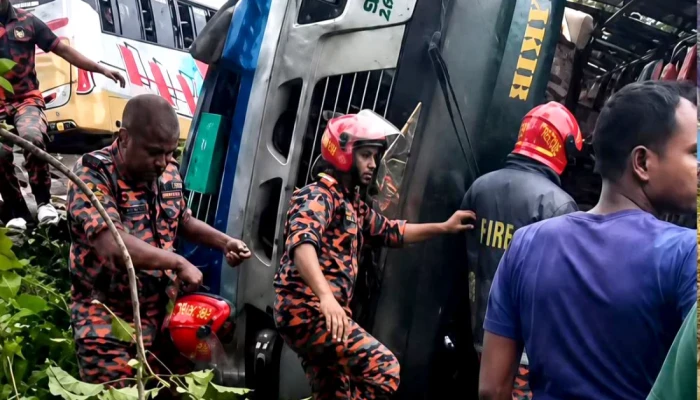 কালীগঞ্জে যাত্রীবাহী বাস খা'দে পড়ে আ'হ'ত ২০
