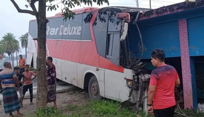 পথচারীকে চা'পা দিয়ে মাদ্রাসায় ঢুকে পড়ল বাস