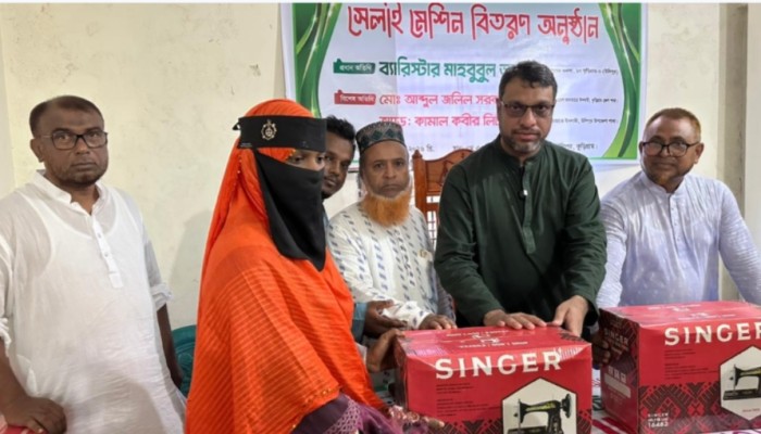 উলিপুরে অ'স্বচ্ছল নারীদের মাঝে সেলাই মেশিন বিতরণ