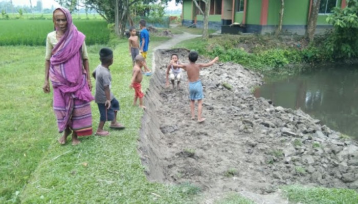 বসতবাড়ি যাওয়ার রাস্তা কে'টে ফেলার অ'ভিযোগ, বি'পাকে তিন পরিবারের সদস্যরা