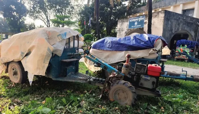 পা'চা'র'কা'লে মদনে দুই চালকসহ ৫ টন চাল জ'ব্দ