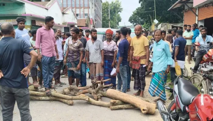 সারের দাবিতে শৈলকূপায় কৃষকদের সড়ক অব'রো'ধ