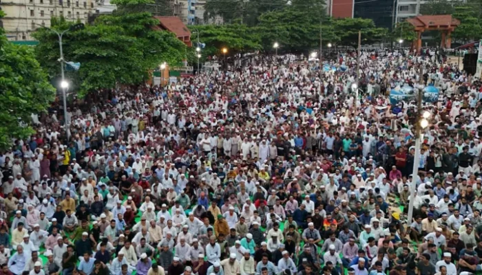 জামায়াত আমিরের অপেক্ষায় কানায় কানায় পূর্ণ লালদিঘি, চট্টগ্রামে জনস্রোত