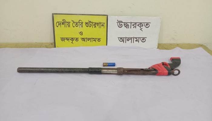মুন্সীগঞ্জের শ্রীনগর থেকে ০১ রাউন্ড তাজা কার্তুজসহ ০১ টি শটগান প'রিত্যক্ত অবস্থায় উদ্ধার করেছে এসআরবি-১০